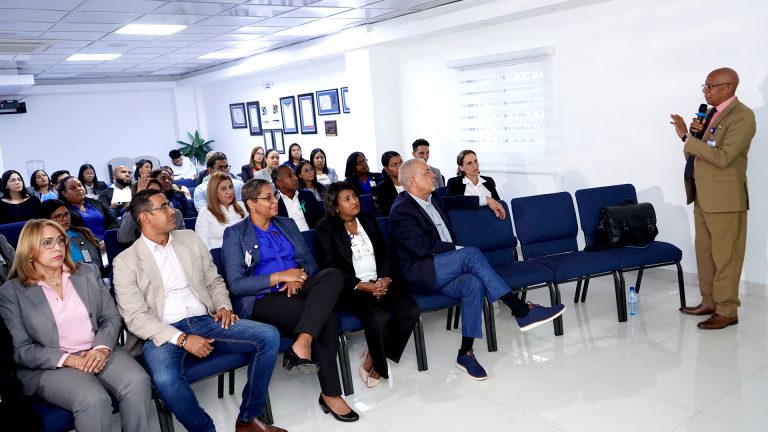 Colaboradores Del IDOPPRIL Reciben Charla Sobre Salud Mental