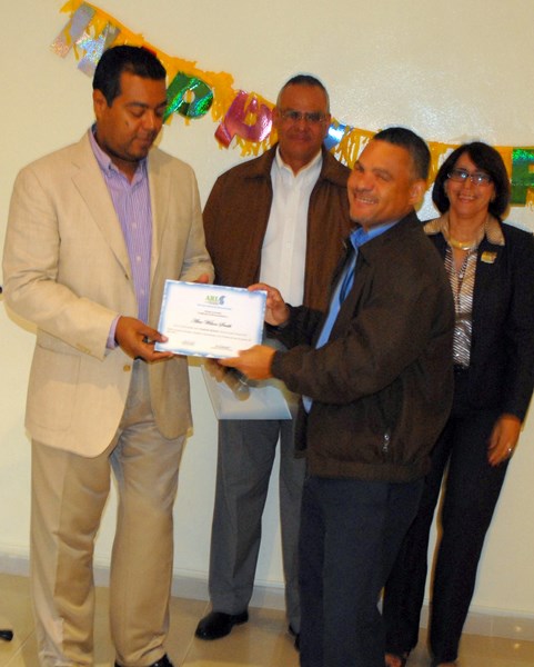 En un acto realizado en su Salón de Conferencias, la ARL entrega el certificado que reconoce al Empleado Meritorio del mes de julio de este año 2013.
