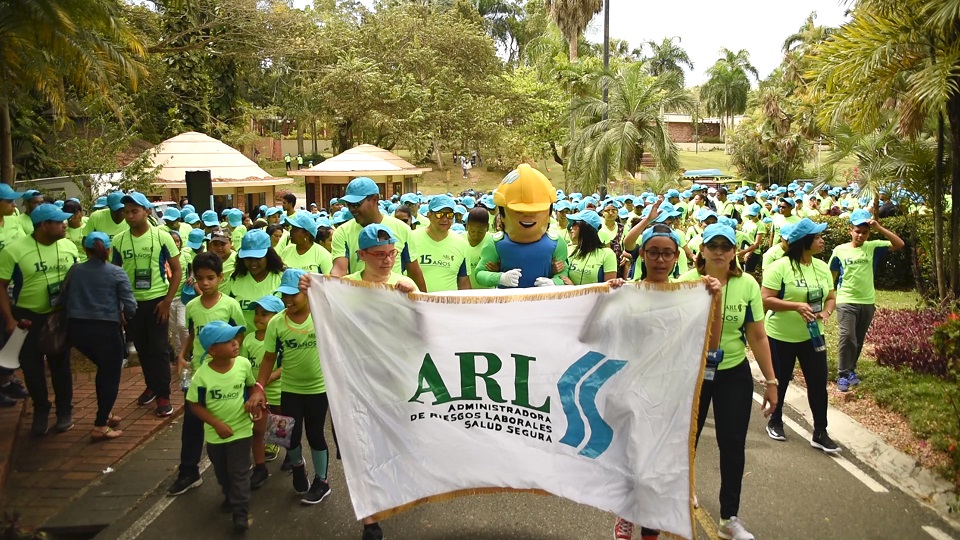 ARL promueve estilos de vida saludables en caminata por la salud laboral