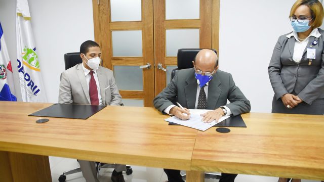 Director ejecutivo del IDOPPRIL firma compromiso ético