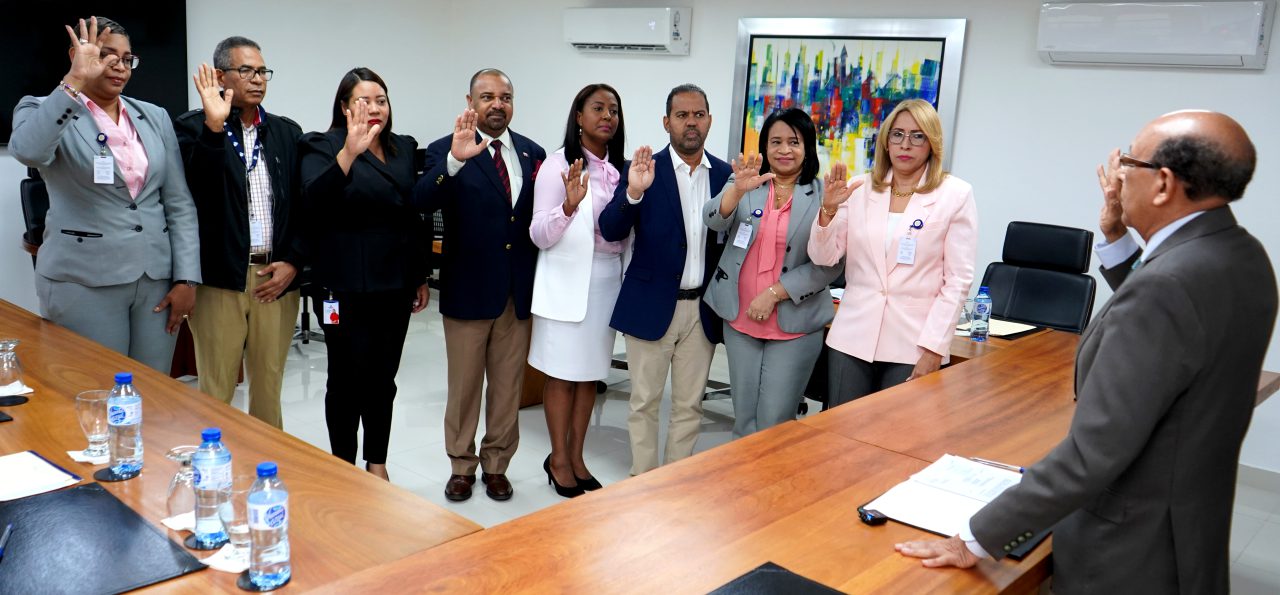 López Solís juramenta integrantes del nuevo órgano institucional del IDOPPRIL