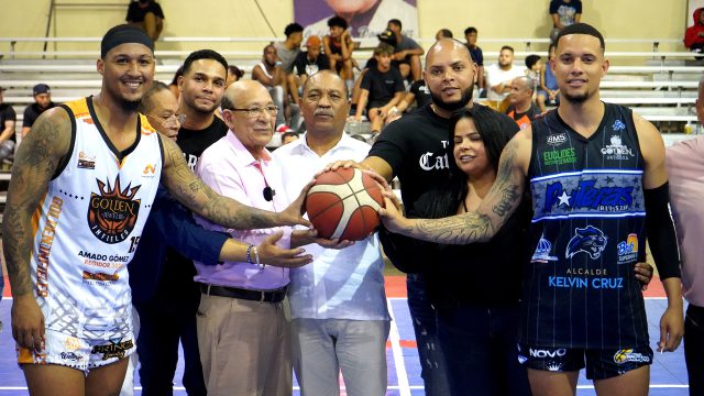 Fausto López Solís realiza saque de honor en Torneo de Baloncesto Carnavalesco Vegano