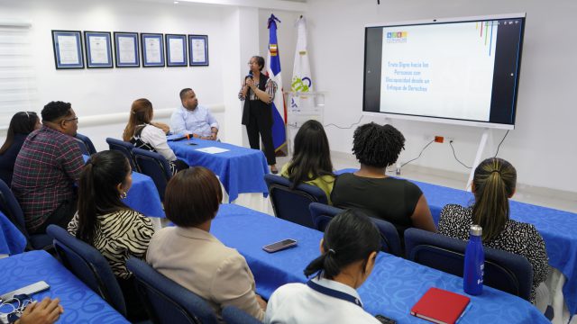 IDOPPRIL recibe charla CONADIS que promueve trato digno y lenguaje inclusivo